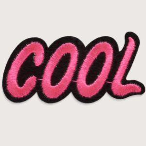 letras bordadas con la palabra "cool"